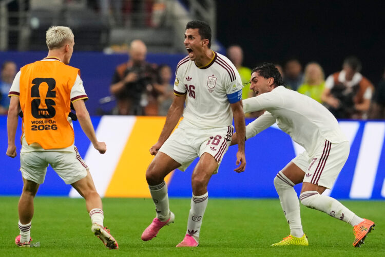 Spain moving on to quarters in World Cup soccer